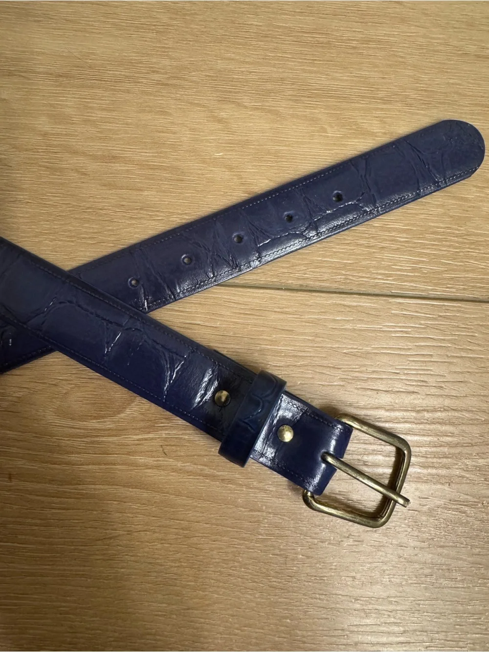 ✨💙VTG Women’s 80’s Blue Leather Croc-Embossed Gold Buckle Minimalist Belt